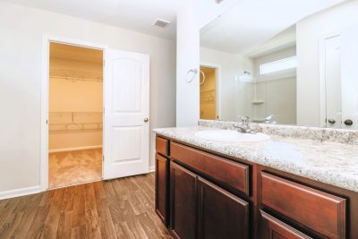 008 photo main bathroom 10145100