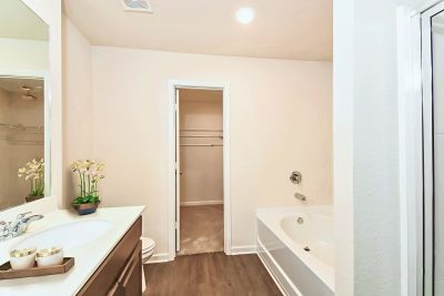 004 013 photo vs main bathroom 15179141 2