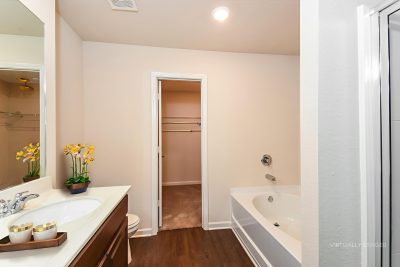 009 photo vs main bathroom 15179141
