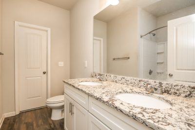 010 Main Bathroom ET43042