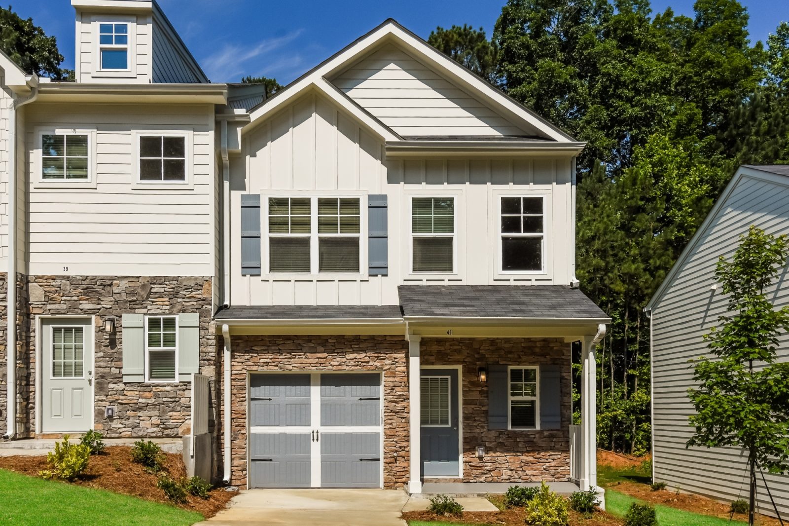 000 Front View ET43104