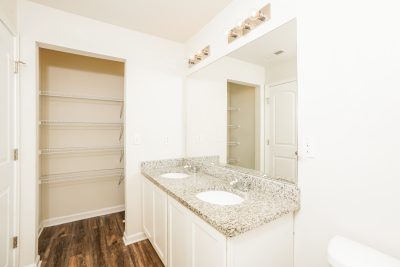 007 Main Bathroom ET21021