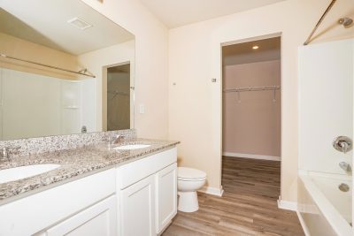 007 016 photo main bathroom 15149790