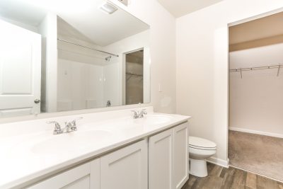 007 photo main bathroom 12580422