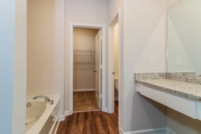 008 Main Bathroom ET91107