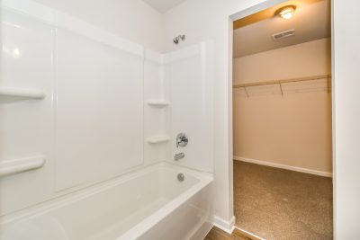 010 photo main bathroom 13240903