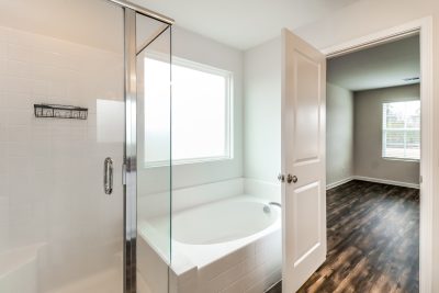 010 photo main bathroom 15165935