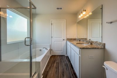 011 Main Bathroom ET51222