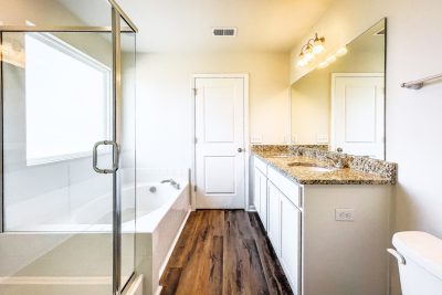 011 photo Main Bathroom dbafd7a1 d15e 4763 847f a5f77af64ad1