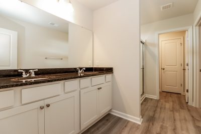 012 Main Bathroom ET61148