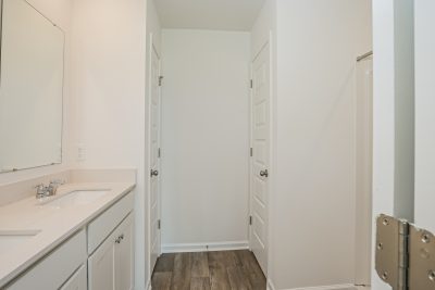 010 photo main bathroom 14556410