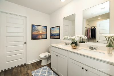 004 photo vs main bathroom 14718360