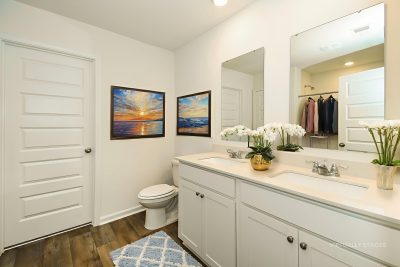 004 photo vs main bathroom 14718360