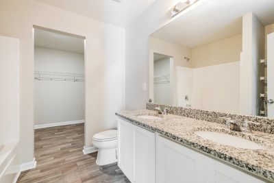 013 photo main bathroom 14930301