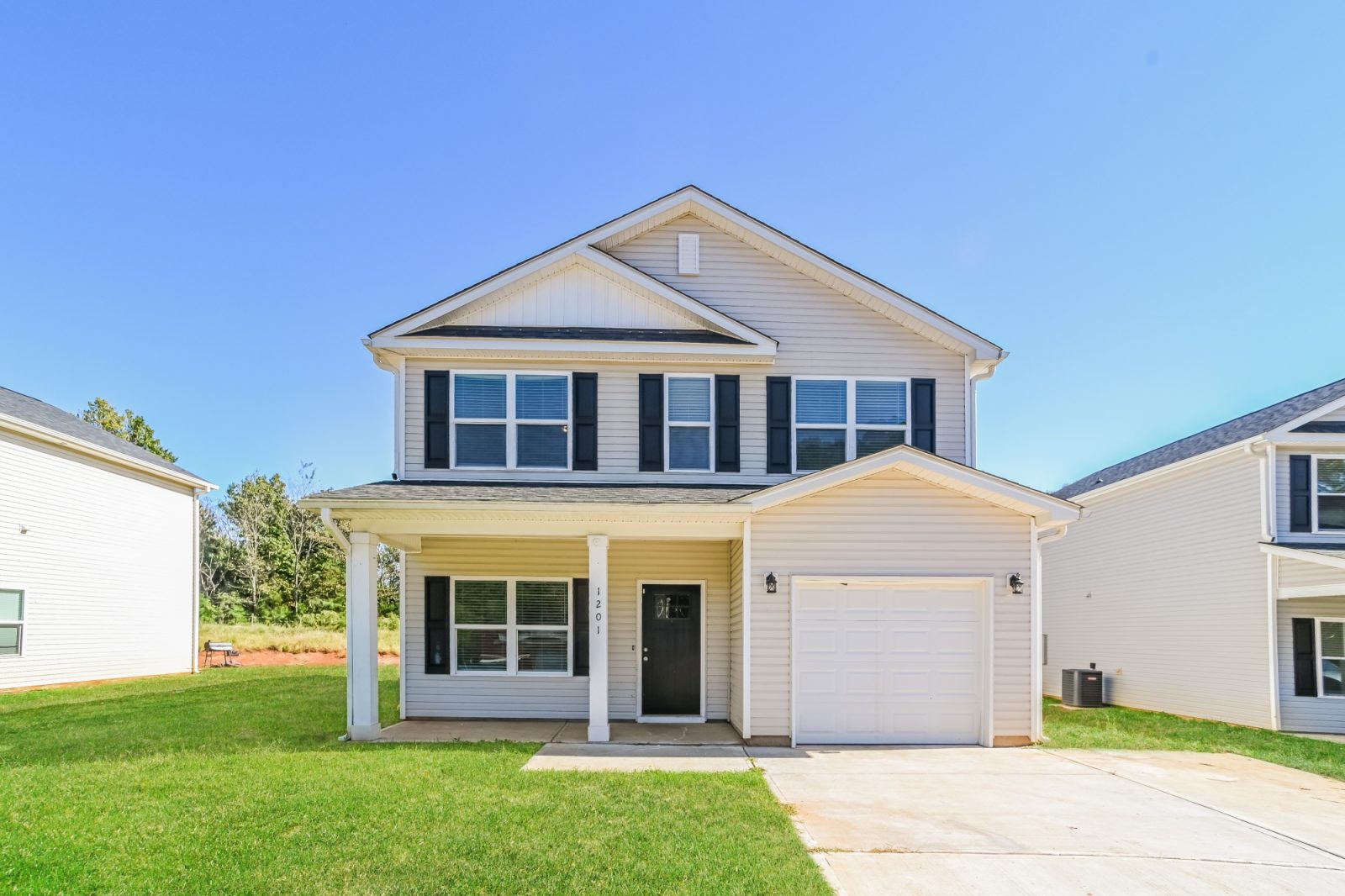 000 Front View ET81084