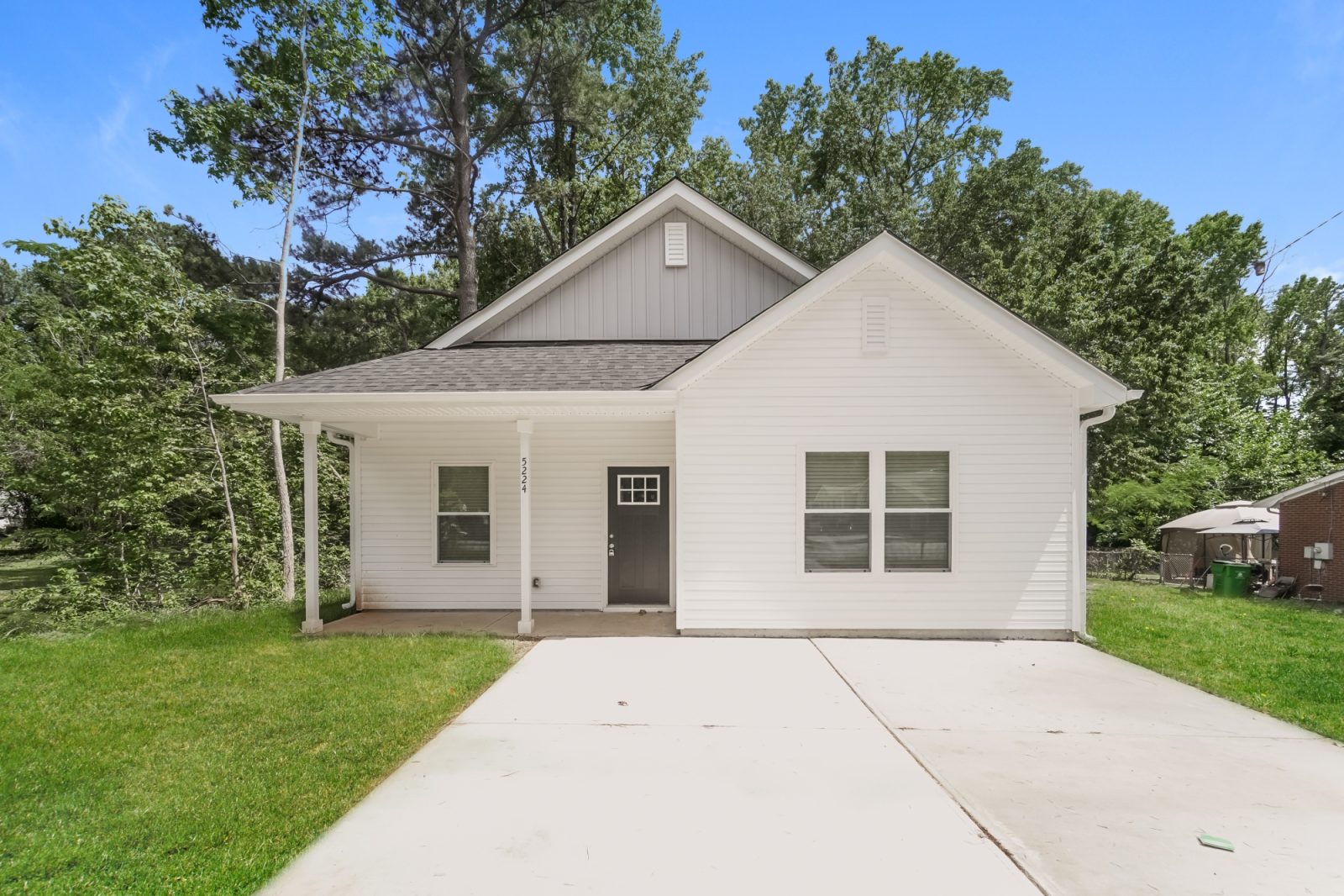 000 Front View ET81156