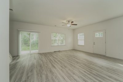 004 Living Room ET81165