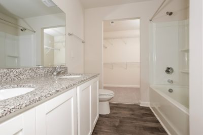 010 photo main bathroom 12593368