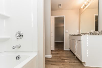 007 photo main bathroom 15053948