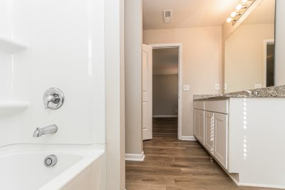 007 photo main bathroom 15053948