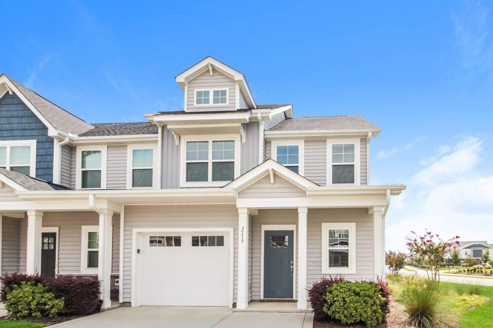 000 Front View ET31103