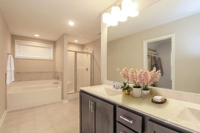 004 011 photo vs main bathroom 15112372