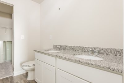 008 photo main bathroom 10573436