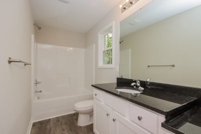 010 Main Bathroom ETY1033