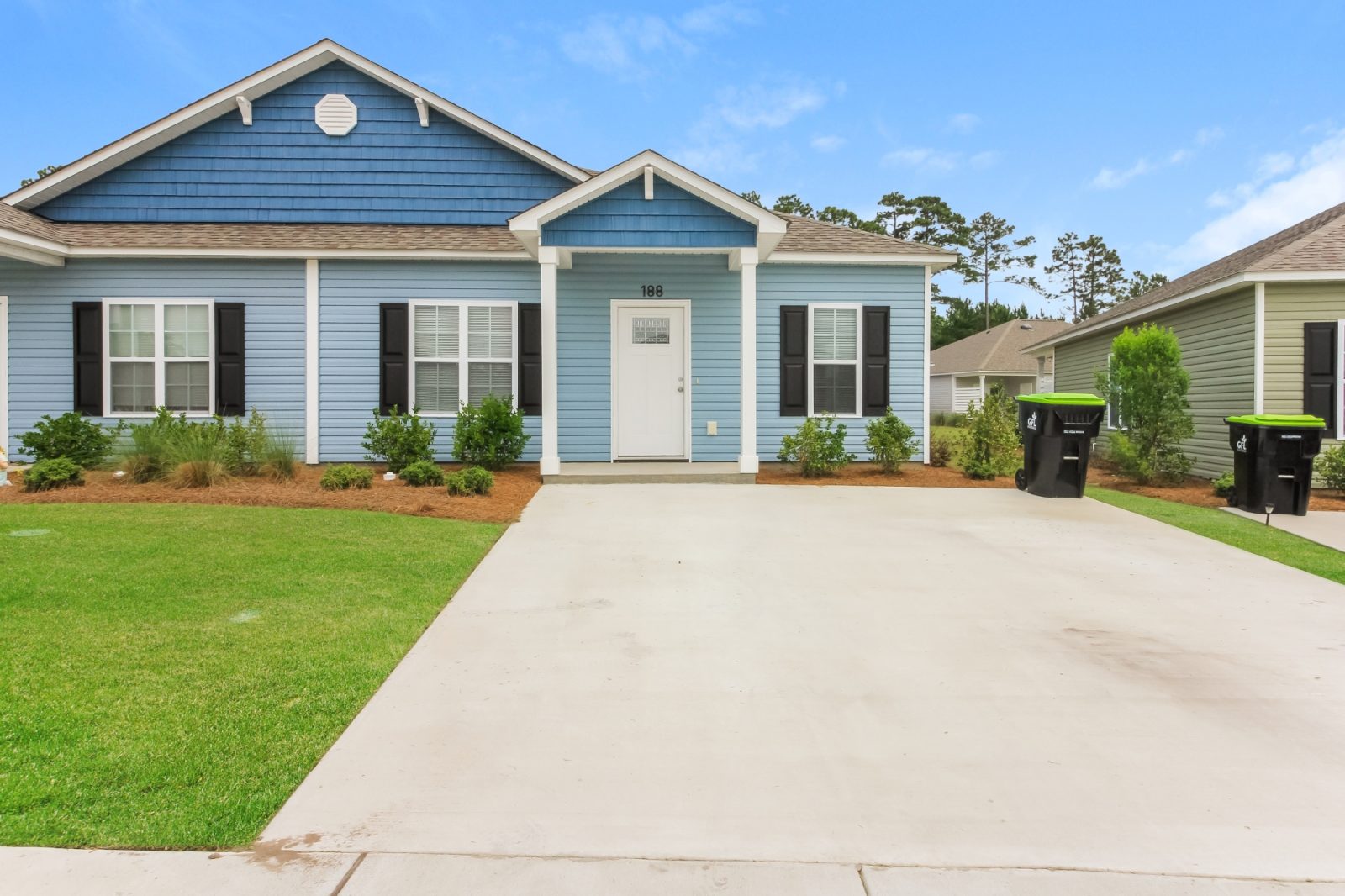 000 Front View 12849699