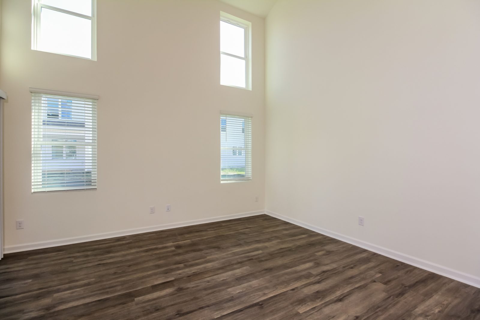 001 photo living room 12166110