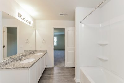 009 photo main bathroom 12990401