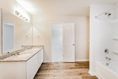 008 photo main bathroom 12601206