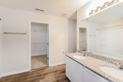 009 photo main bathroom 12601219
