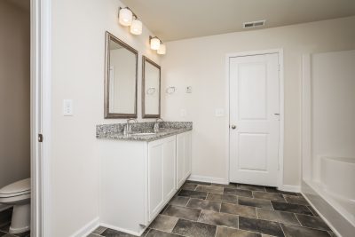 011 Main Bathroom ET51134