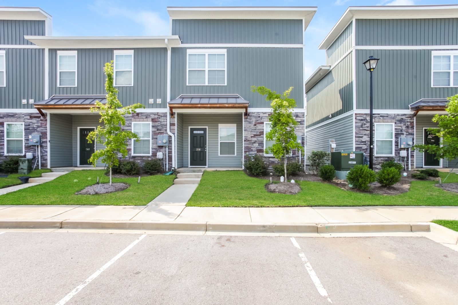 000 Front View ET42044