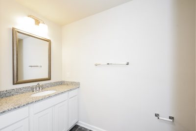 013 Bathroom ET42068