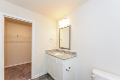 009 Bathroom ET42074