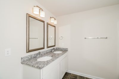 007 photo main bathroom 13199376