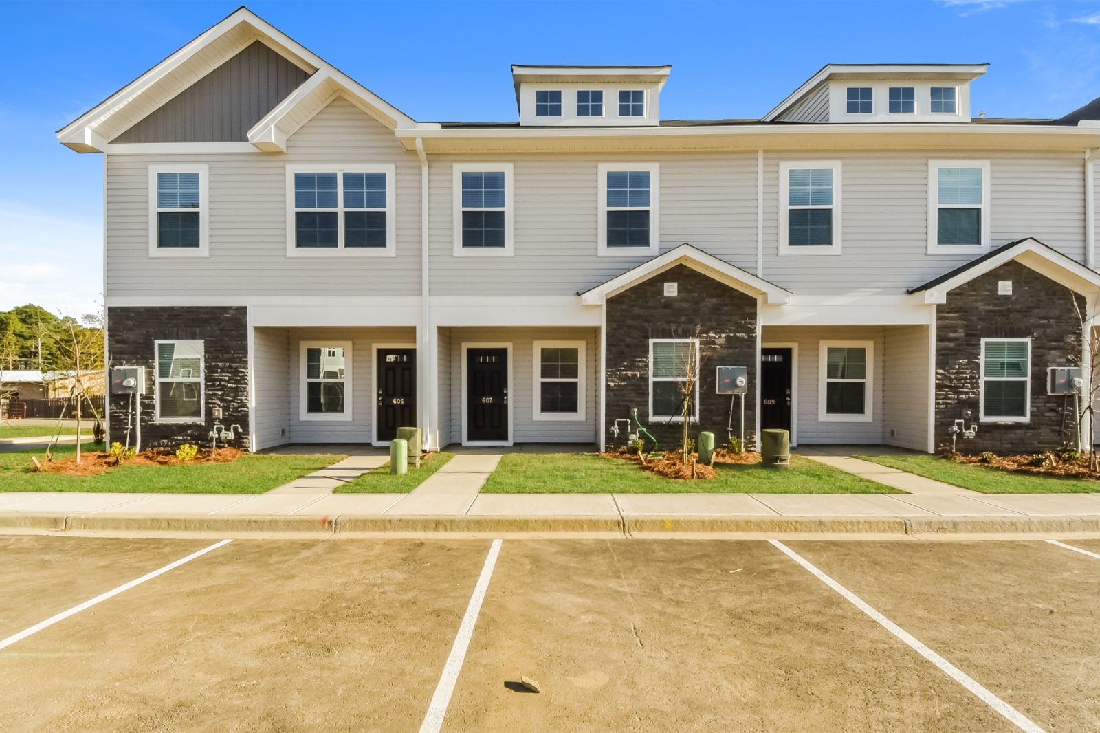 000 Front View 13403450