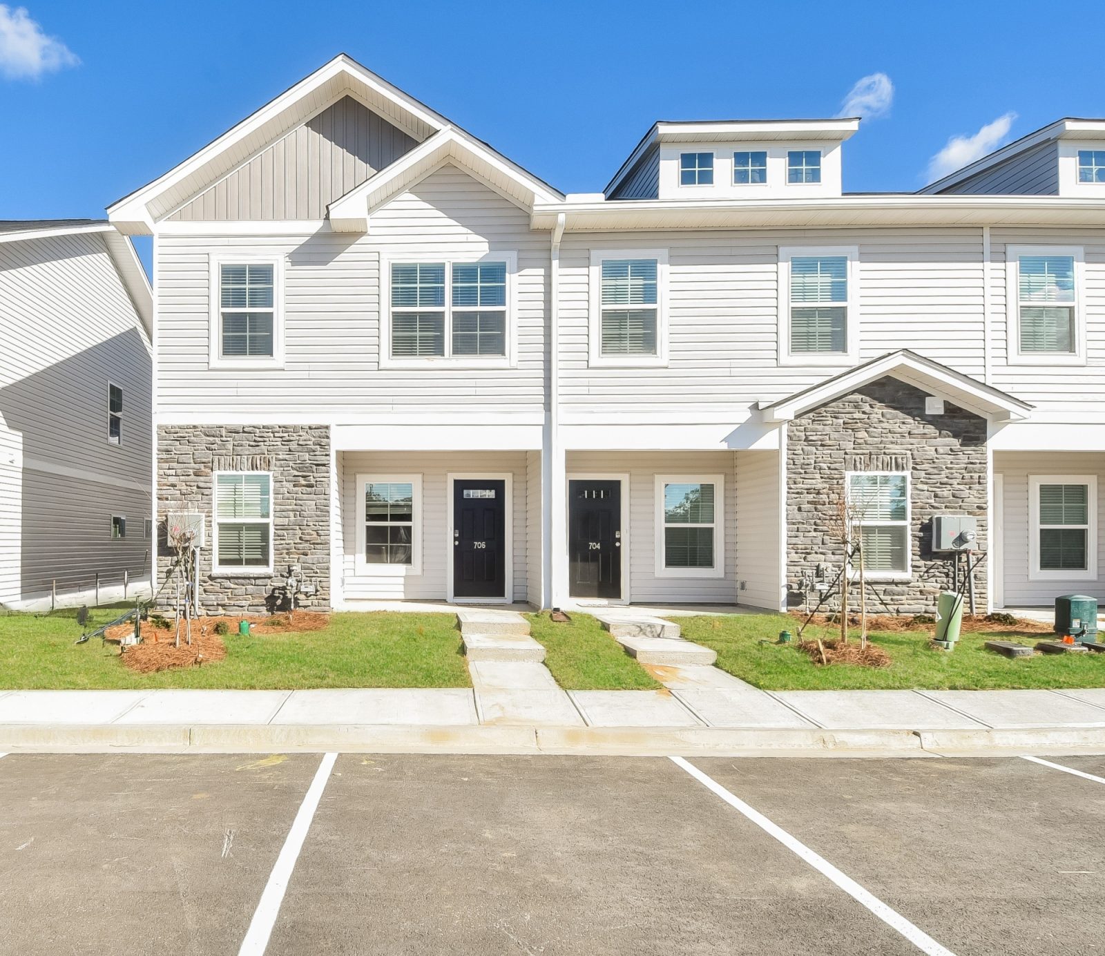 000 Front View 13466332