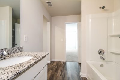 009 Main Bathroom ET31045