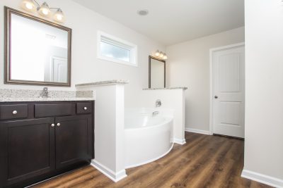 010 Main Bathroom ET81027