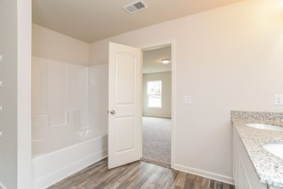 008 photo main bathroom 12576225