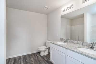 010 photo main bathroom 12577958