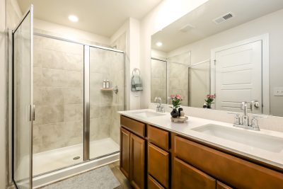 004 019 photo vs main bathroom 15154485