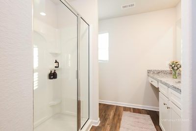 004 photo vs main bathroom 15181627