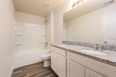 008 photo main bathroom 13092333