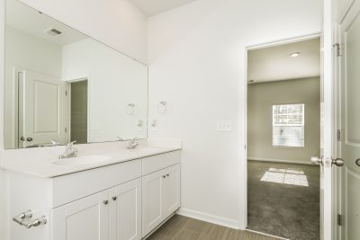010 Main Bathroom ET11021