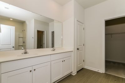 008 Main Bathroom ET11024
