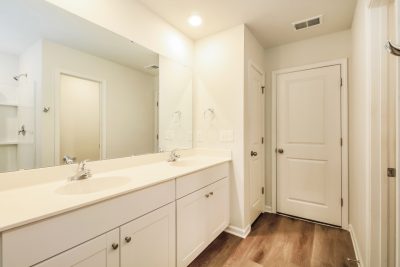 009 photo main bathroom 13484248